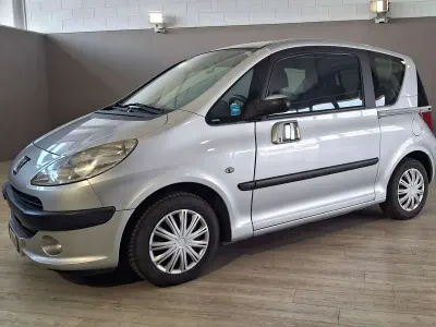 Usata Peugeot 1007 68 CV (50 kW) 2007 Argento Monovolume