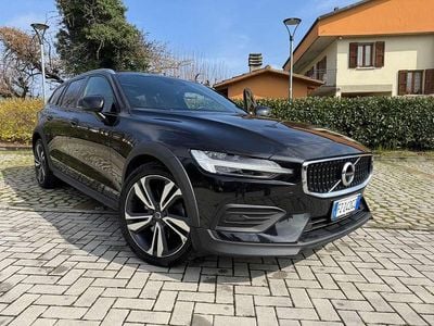 Usata Volvo V60 CC Pro 200 CV (147 kW) 2020 Nero Station wagon