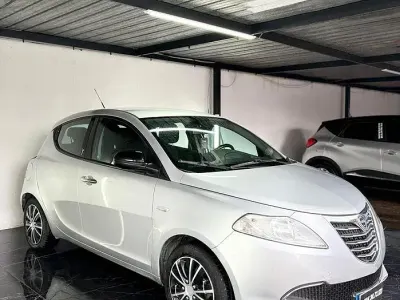 Usado Lancia Ypsilon Gold 69 HP (50 kW) 2013 Cinzento Citadino