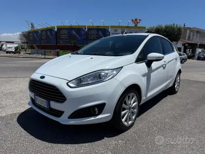 Usata Ford Fiesta Titanium 95 CV (69 kW) 2015 Bianco Utilitaria