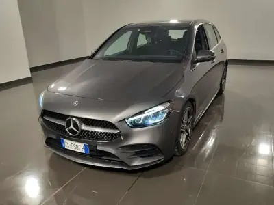 Käytetty Mercedes B180 AMG line 116 HP (85 kW) 2024 Musta Tila-auto