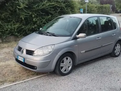 Usata Renault Scénic II Dynamique 106 CV (77 kW) 2005 Grigio Monovolume