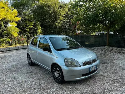 Usata Toyota Yaris 68 CV (50 kW) 2001 Grigio Berlina