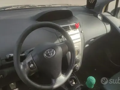 Usata Toyota Yaris 69 CV (50 kW) 2010 Grigio Utilitaria