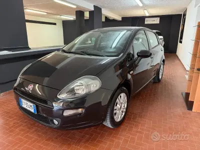Begagnad Fiat Punto Lounge 69 HK (50 kW) 2015 Svart Halvkombi