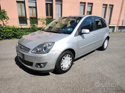 Gebraucht Ford Fiesta 75 PS (55 kW) 2007 Grau Kleinwagen