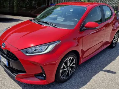 Usata Toyota Yaris Hybrid Trend 92 CV (67 kW) 2023 Rosso brillante Berlina