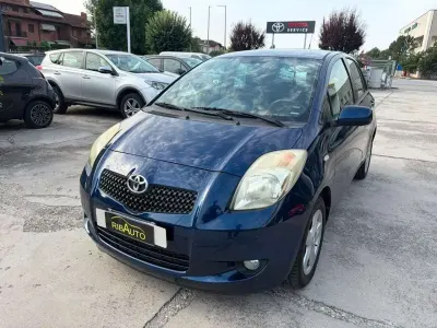 Usata Toyota Yaris Luxury 69 CV (50 kW) 2006 Blu Berlina