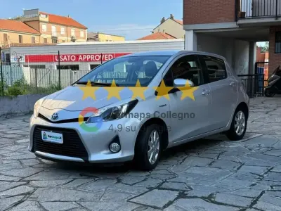 Usata Toyota Yaris Hybrid Lounge 75 CV (55 kW) 2013 Grigio Berlina
