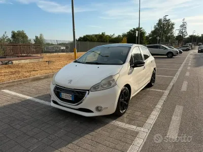 Usata Peugeot 208 Active 68 CV (50 kW) 2013 Bianco Utilitaria