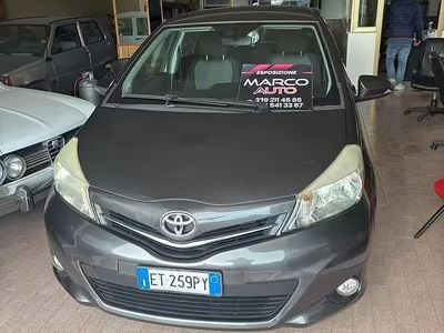 Usata Toyota Yaris 69 CV (50 kW) 2014 Grigio Utilitaria