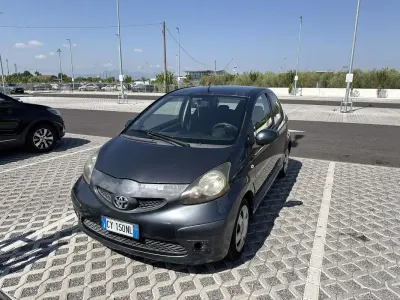 Usata Toyota Aygo Sol 68 CV (50 kW) 2005 Grigio Utilitaria