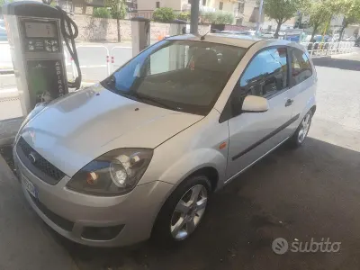 Usata Ford Fiesta 75 CV (55 kW) 2006 Grigio Utilitaria