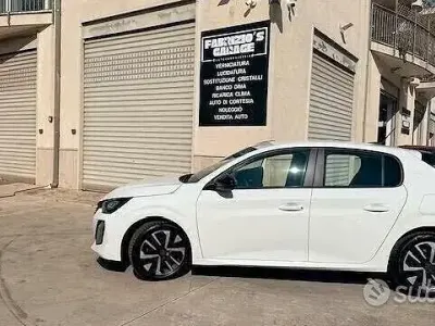 Usata Peugeot 208 Allure 101 CV (74 kW) 2024 Bianco Utilitaria