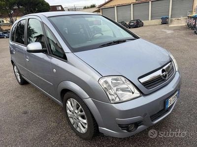 Begagnad Opel Meriva 90 HK (66 kW) 2010 Grå Minibuss