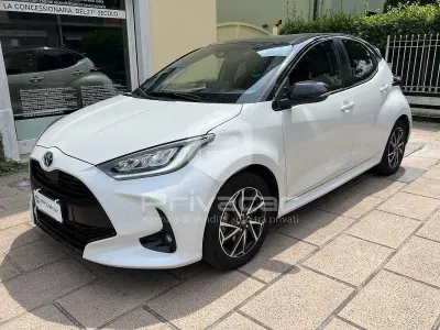 Usata Toyota Yaris Hybrid Lounge 92 CV (67 kW) 2022 Bianco Berlina