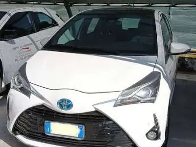 Usata Toyota Yaris Style 101 CV (74 kW) 2018 Bianco Monovolume