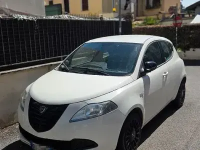 Usata Lancia Ypsilon 69 CV (50 kW) 2015 Utilitaria
