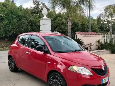 Usata Lancia Ypsilon Platinum 69 CV (50 kW) 2018 Rosso Utilitaria