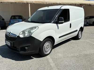 Usata Opel Combo 120 CV (88 kW) 2012 Bianco Monovolume