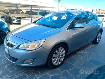 Usata Opel Astra Cosmo 125 CV (91 kW) 2011 Grigio Berlina