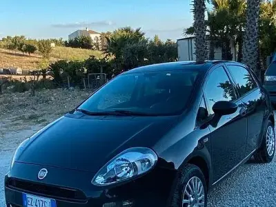 Usata Fiat Punto Lounge 75 CV (55 kW) 2015 Nero Utilitaria