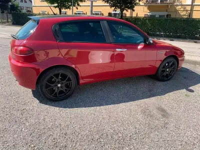 Usata Alfa Romeo 147 120 CV (88 kW) 2007 Rosso Utilitaria