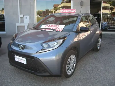 Usata Toyota Aygo X Active 72 CV (52 kW) 2025 Persian salt e tetto nero SUV