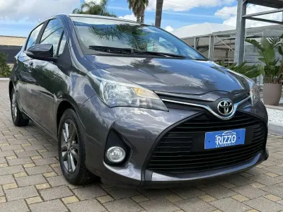 Usata Toyota Yaris Lounge 90 CV (66 kW) 2014 Rosso Berlina