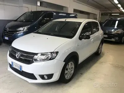 Usata Dacia Sandero Lauréate 75 CV (55 kW) 2015 Grigio Berlina