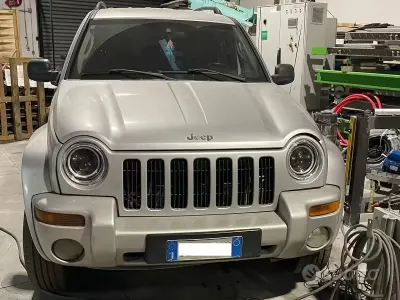 Usata Jeep Cherokee 150 CV (110 kW) 2004 Grigio SUV