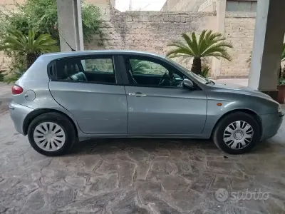 Usata Alfa Romeo 147 116 CV (85 kW) 2002 Grigio Utilitaria