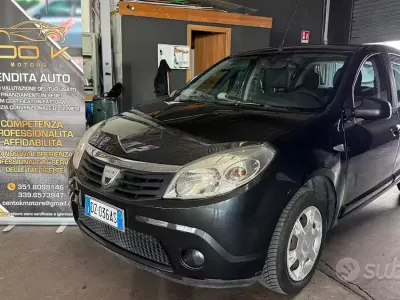 Usata Dacia Sandero Lauréate 72 CV (52 kW) 2010 Grigio Berlina