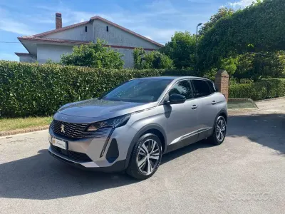 Usata Peugeot 3008 Allure 131 CV (96 kW) 2023 Grigio metallizzato SUV