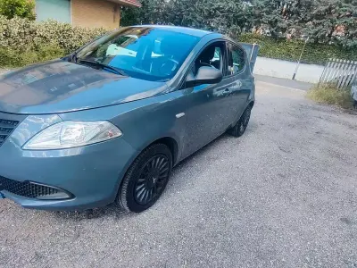 Usata Lancia Ypsilon Silver 69 CV (50 kW) 2015 Grigio Utilitaria