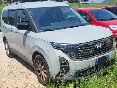 Usata Ford Tourneo 125 CV (91 kW) 2025 Verde Monovolume