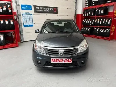 Usata Dacia Sandero Ambiance 72 CV (52 kW) 2009 Grigio Berlina