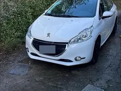 Usata Peugeot 208 68 CV (50 kW) 2013 Bianco Utilitaria