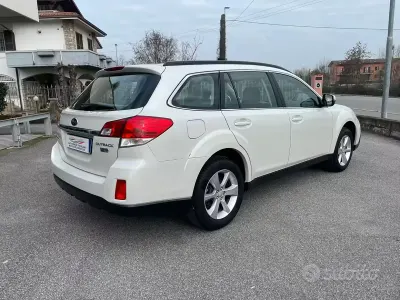 Usado Subaru Outback 150 CV (110 kW) 2014 Blanco Familiar