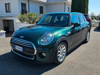 Begagnad Mini One D Hype 95 HK (69 kW) 2017 Grön Halvkombi