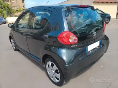 Usado Toyota Aygo 68 HP (50 kW) 2010 Azul Citadino