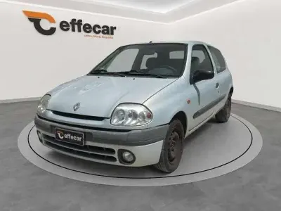 Usata Renault Clio 58 CV (42 kW) 2001 Argento Utilitaria