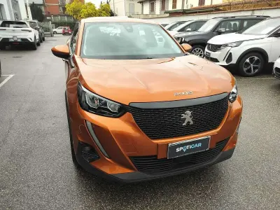 Usata Peugeot 2008 Active 101 CV (74 kW) 2021 Arancione SUV