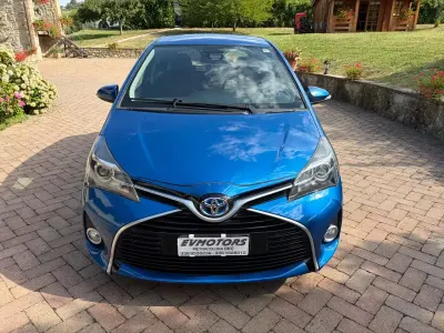 Usata Toyota Yaris Hybrid Active 73 CV (53 kW) 2016 Blu Berlina