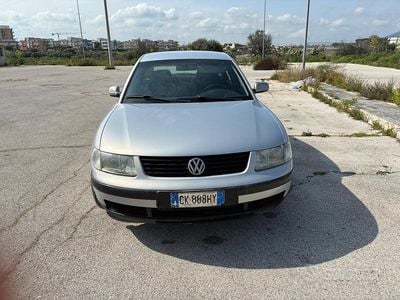 Usata VW Passat 75 CV (55 kW) 1996 Grigio Berlina