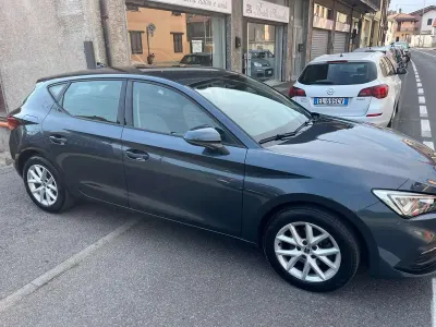 Usata Seat Leon Business 110 CV (80 kW) 2022 Grigio Berlina
