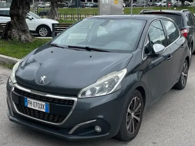 Gebraucht Peugeot 208 Allure 75 PS (55 kW) 2017 Grau Kleinwagen