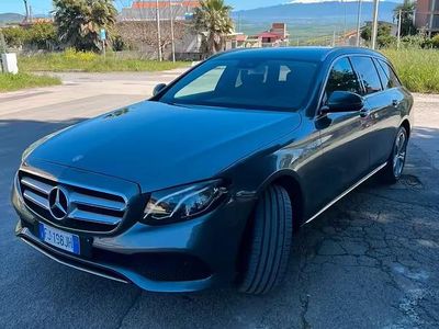 Usado Mercedes E220 Business 194 CV (142 kW) 2017 Gris Familiar