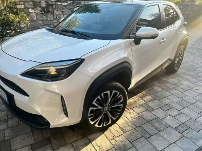 Begagnad Toyota Yaris Cross Lounge 92 HK (67 kW) 2022 Vit SUV