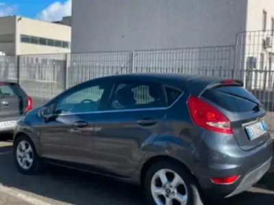 Usata Ford Fiesta 97 CV (71 kW) 2010 Grigio Berlina